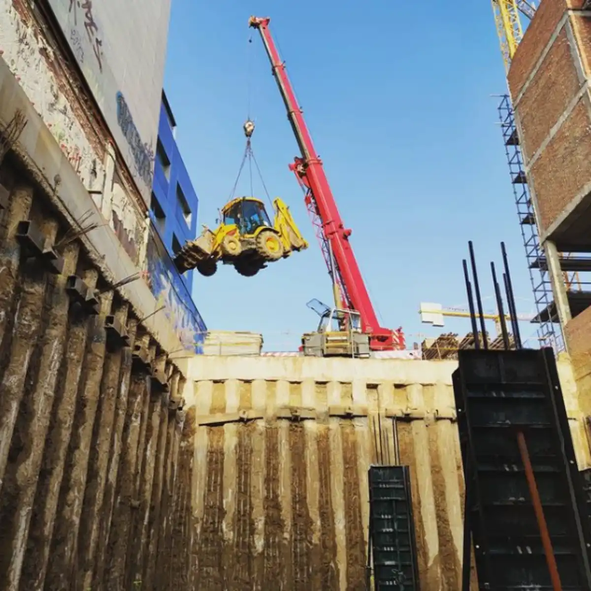grua en el aire Aguero Transportes y Excavaciones